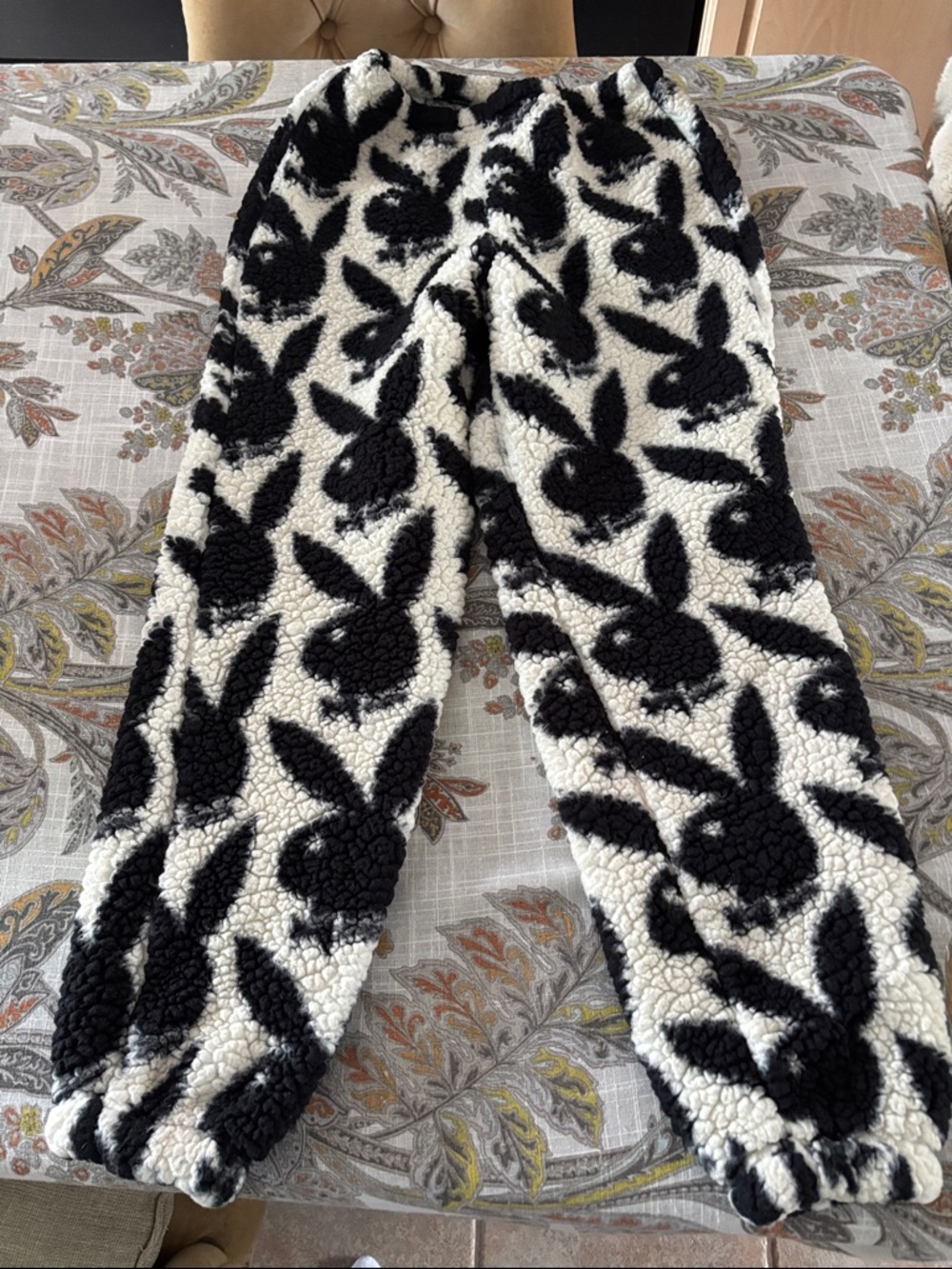 PLAYBOY BY PACSUN LADIES IVORY BLACK BUNNY Sherpa Jogger Pants-S